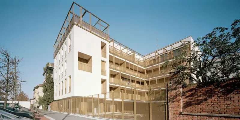 Panoramaansicht der Fassade mit Geländern aus Streckmetall
