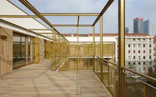 Geländer der großen Terrasse aus Streckmetall in der Farbe Gold